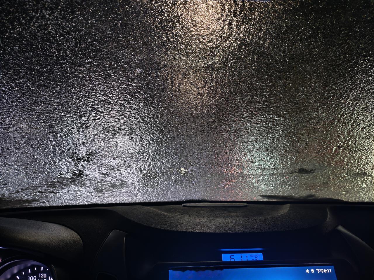 我在车里等冰化，也等风里的冷意慢慢散。