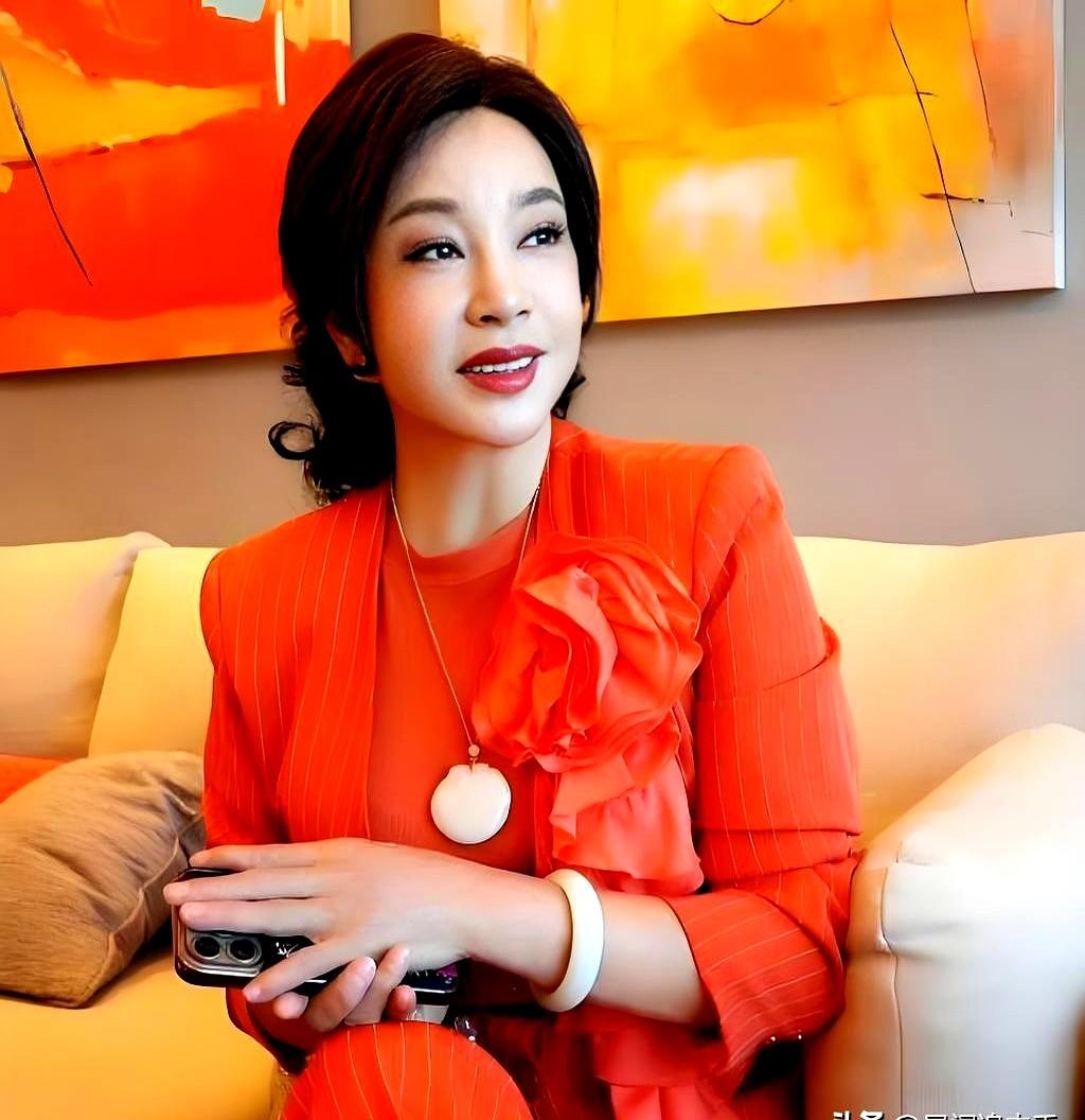 这两天刘晓庆又把热搜搅热了。
75岁，被小38岁的前男友追着要504万，换别人多