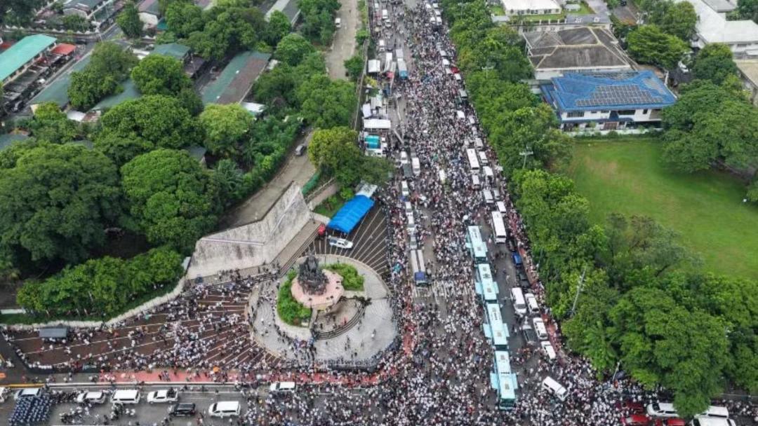 马尼拉街头彻底失控！上万民众堵死主干道示威，小马科斯紧急叫停全部公开活动！

6