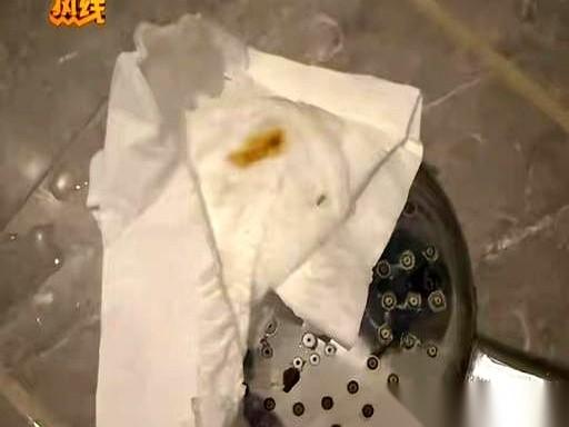 杭州一家酒店，房费一晚196。小情侣专程去看演唱会，高高兴兴办了入住。
女友先去