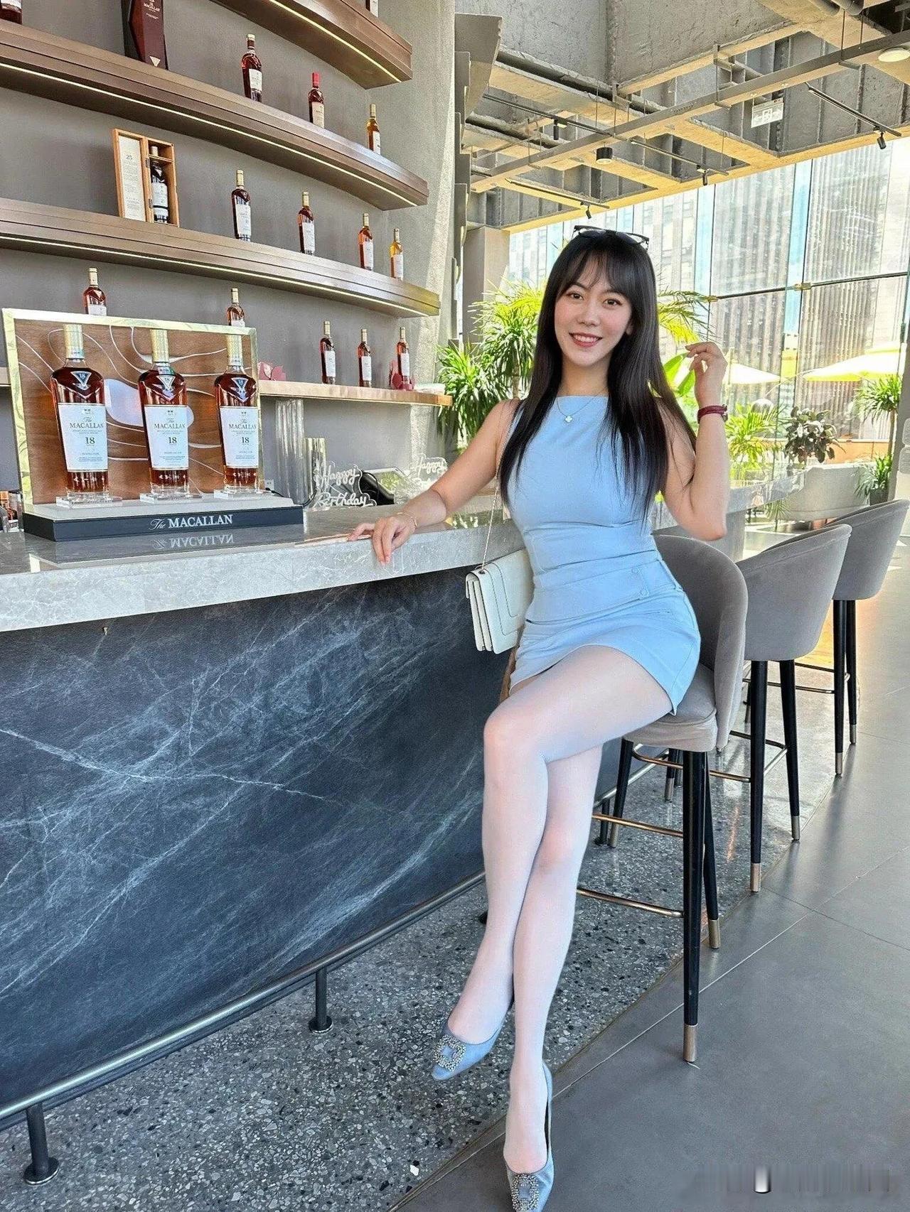 灰丝熟妇蓝色系穿搭灰丝高跟鞋