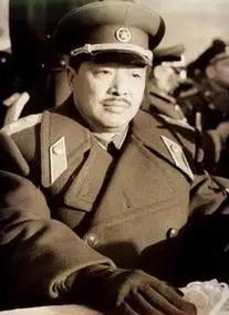 1939年，贺龙病重坐轿子行军，军中叛徒趁轿夫不在时，向轿子里狂开10余枪后，兴