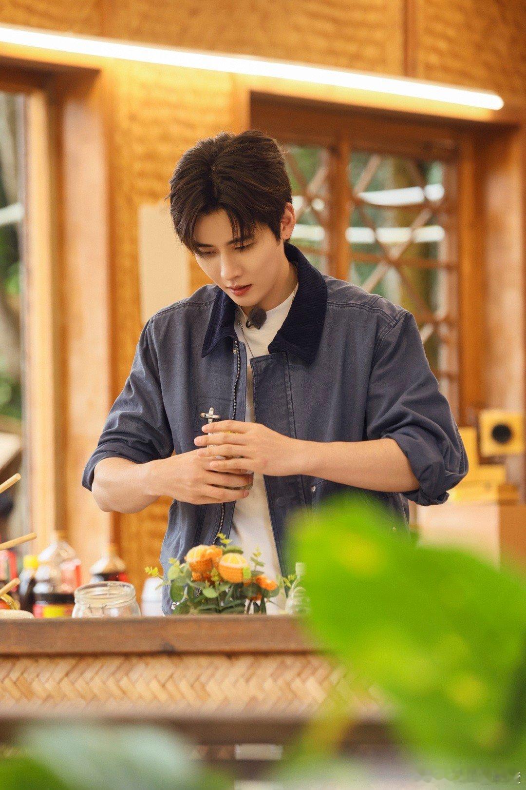 任豪是R1SE厨师长 被任豪的厨艺狠狠拿捏！切菜利落、颠勺帅气、调味精准，厨房操