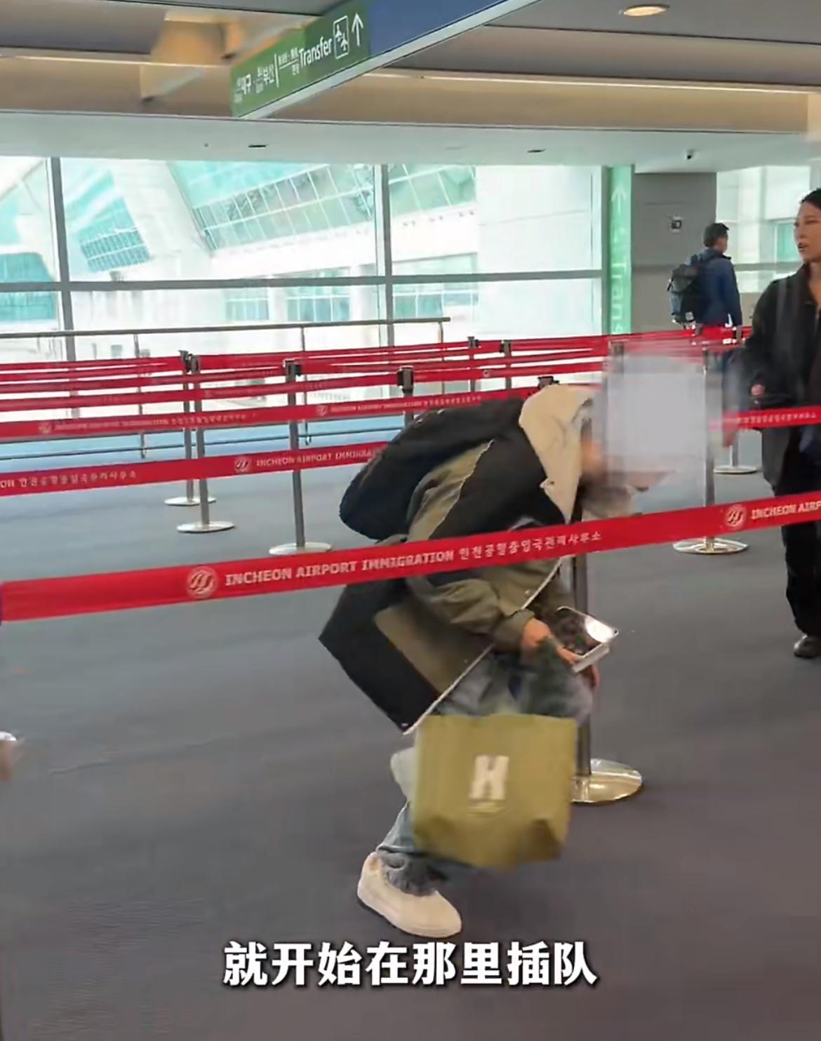 一中国女游客吐槽，中国游客比印度游客还要不文明

他们在排队过安检的时候，一群中