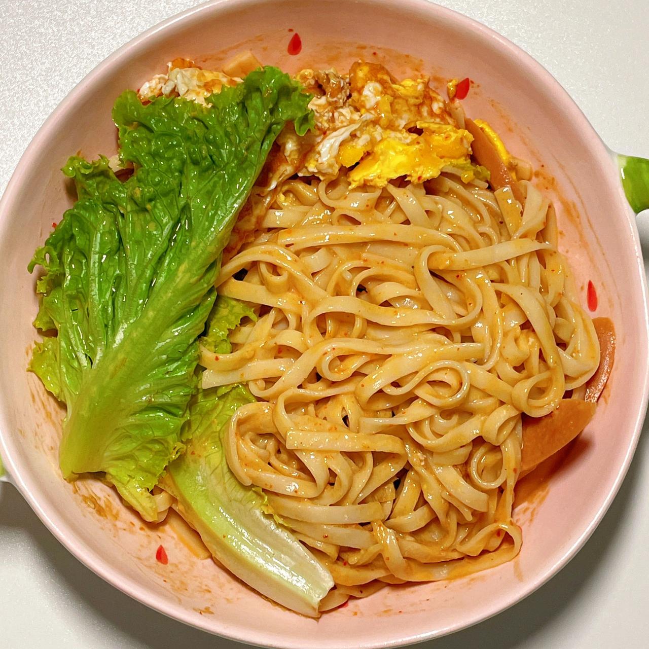 打工人下班如何快速吃上饭？试试麻酱拌面
炎炎夏日，上了一天的班，回到家分外疲惫，