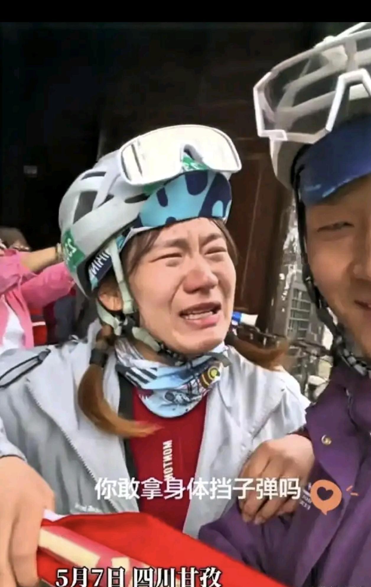 一女子和老公到四川甘孜旅游时来到了泸定桥上，没想到女子站在桥边突然泪流满面，她忍