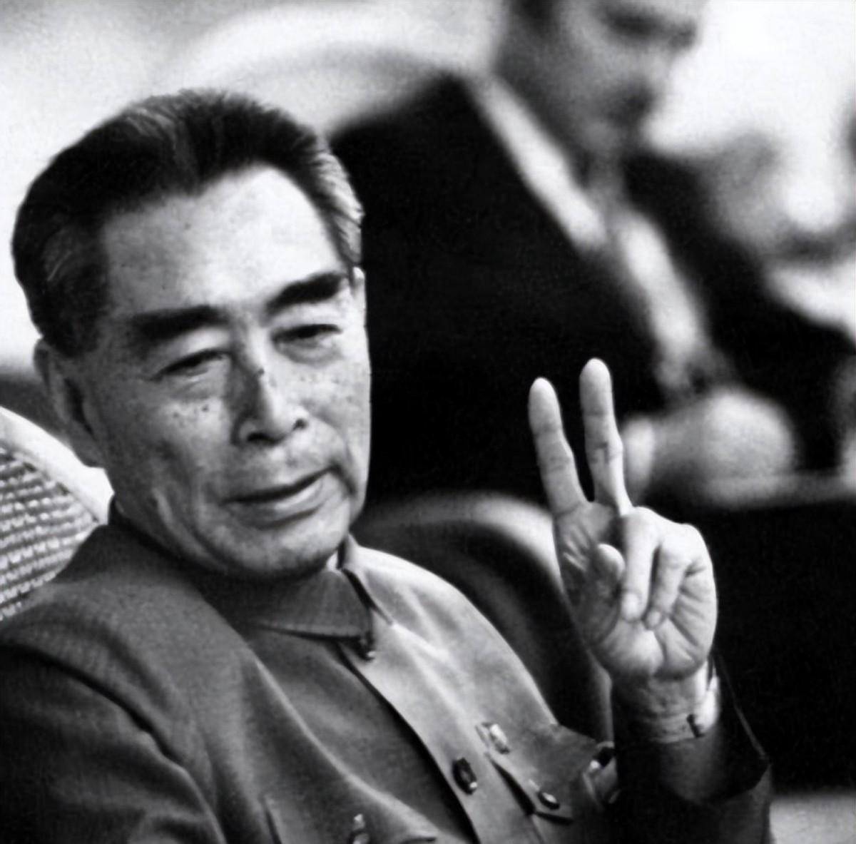 1975年周总理亲自决定出席贺龙追悼会，叶剑英两次下令提升葬礼的重要规格！
19