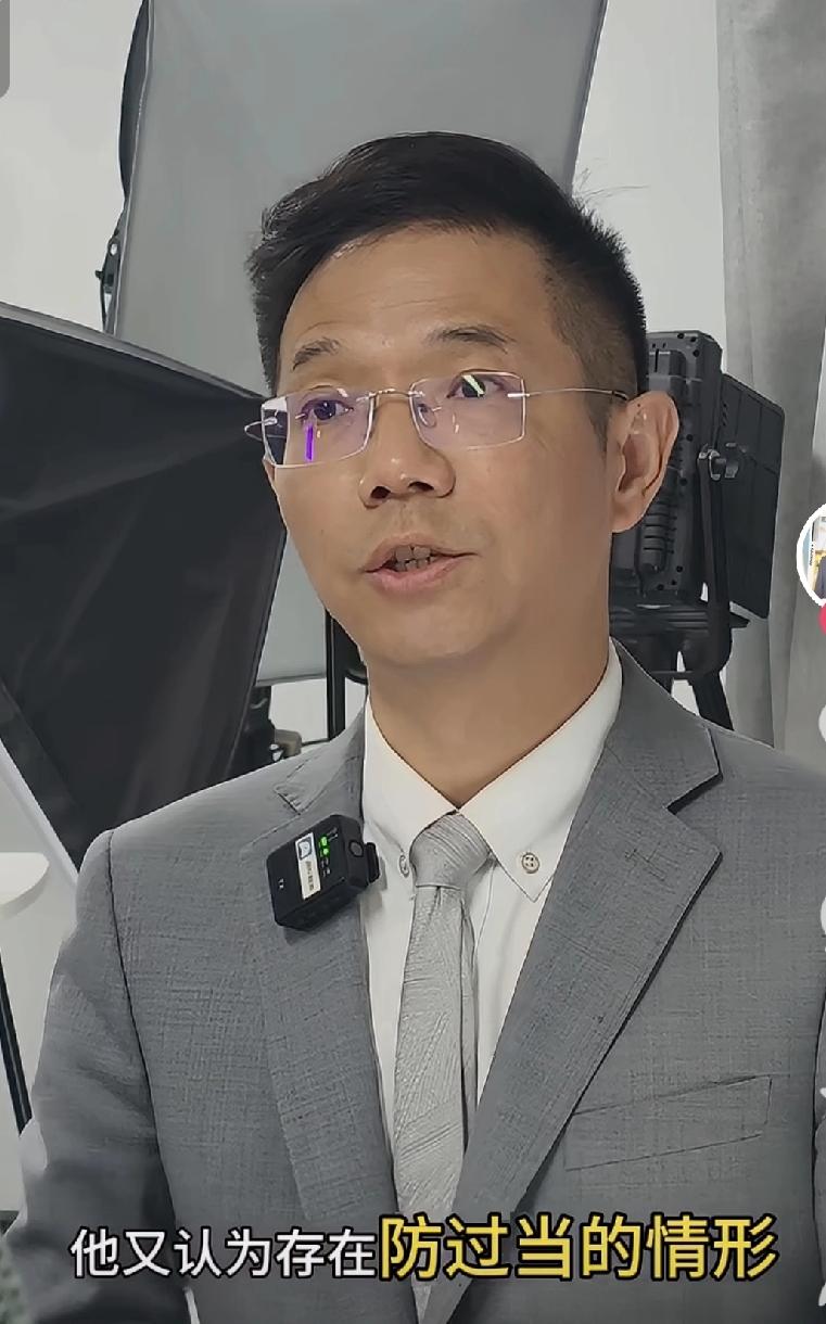 被狗咬的杀人事件，导火索就是踢狗的这个人，你不去踢狗，不去摔死狗，不会导致两边的