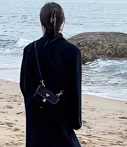 曝女明星请家教不给钱 有网友爆料，曾经的一名女顶流因为婚姻问题不火了淡出公众视野