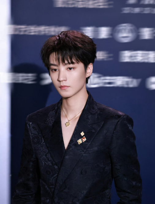 王俊凯获奖后祖师爷地位尽显 一座奖杯，两份官方祝福TFBOYS 组合、时代峰峻同