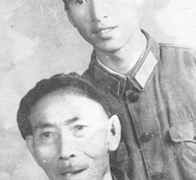 1976年，一位老农参观了战争博物馆，趁周围没有人的时候，他把手朝着文物伸了过去