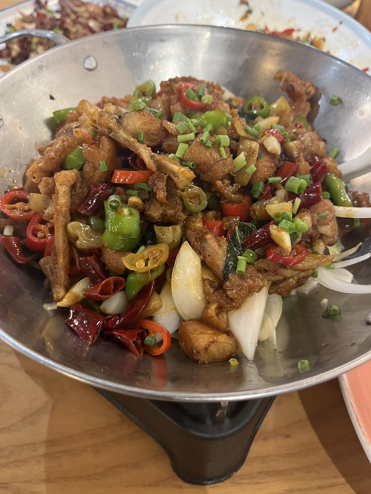 干炒牛蛙和臭鳜鱼，一个麻辣鲜香，一个闻臭吃鲜，都是美食界的独特存在。
在临沂老周