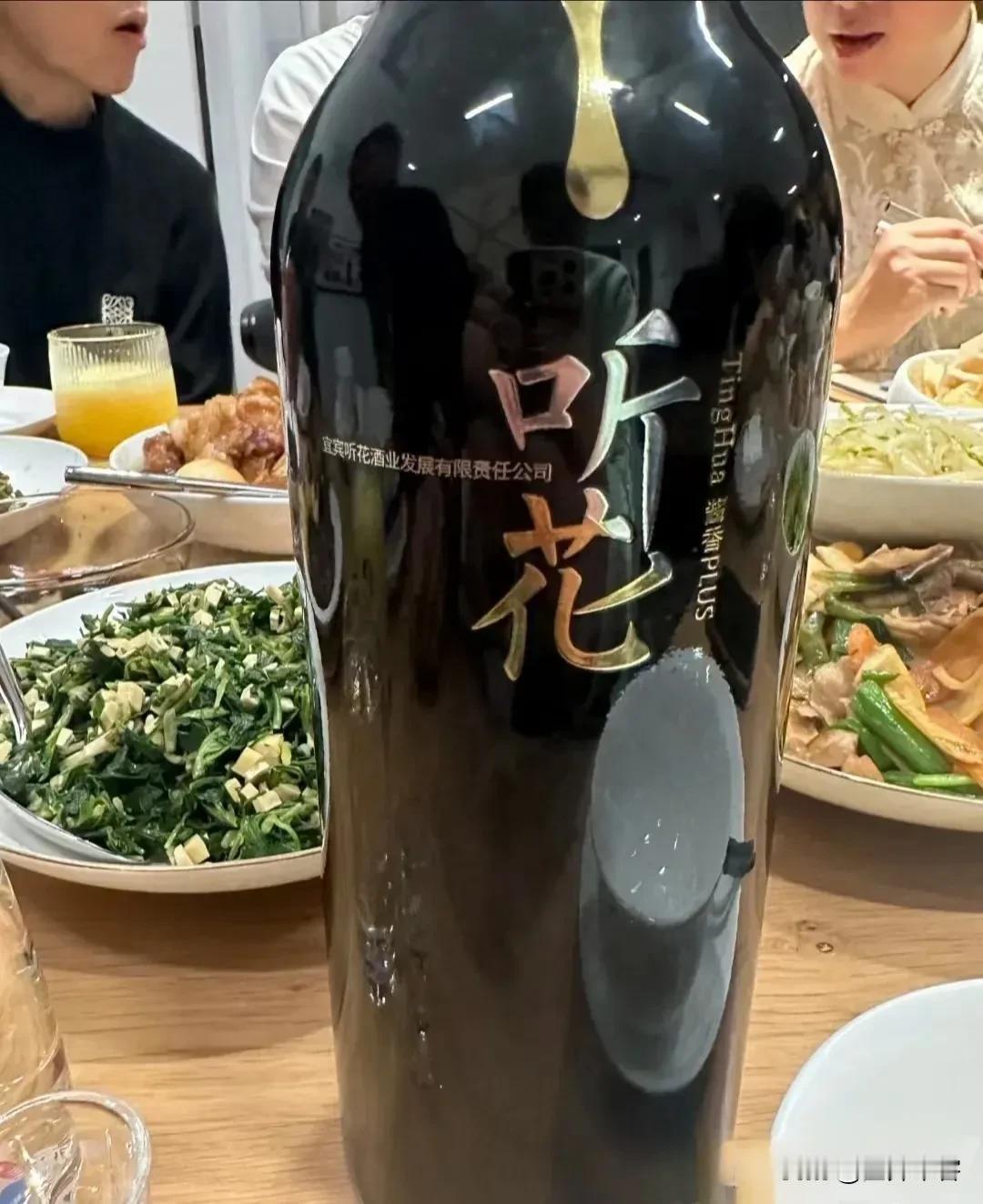 喝听花的人，你说他智商不行吧，却都是有钱人；你说他聪明吧，他连太上老君托梦都能信