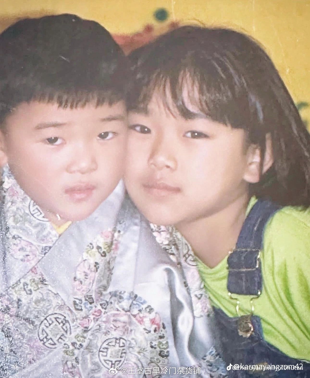 王室王室不丹王室 老照片：县城二公主姐弟，他们小时候很像啊，五官感觉就是同样配件