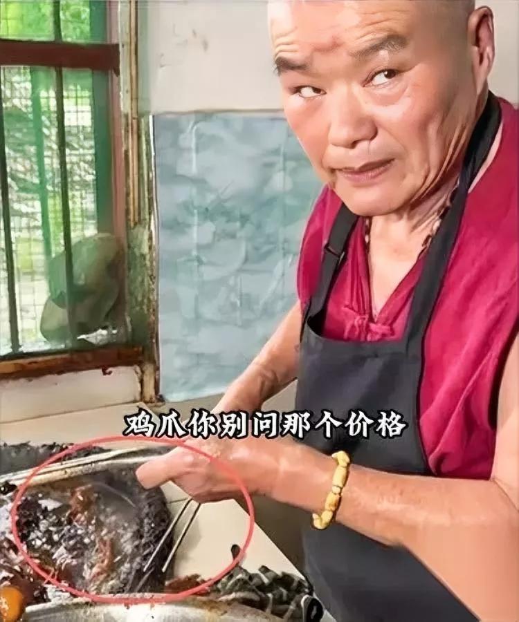 合肥这家卤菜店

脸都被打肿了

哪是什么非遗老匠人，全是提前设好的宰客套路！