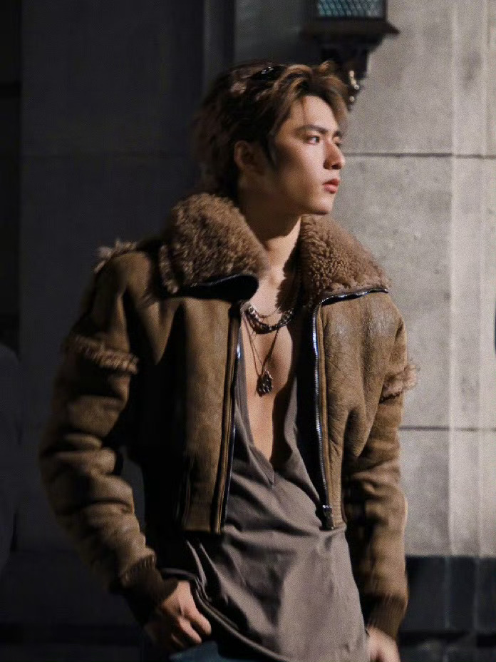 明明记忆里还是小男生，怎么突然这么有料了…… 