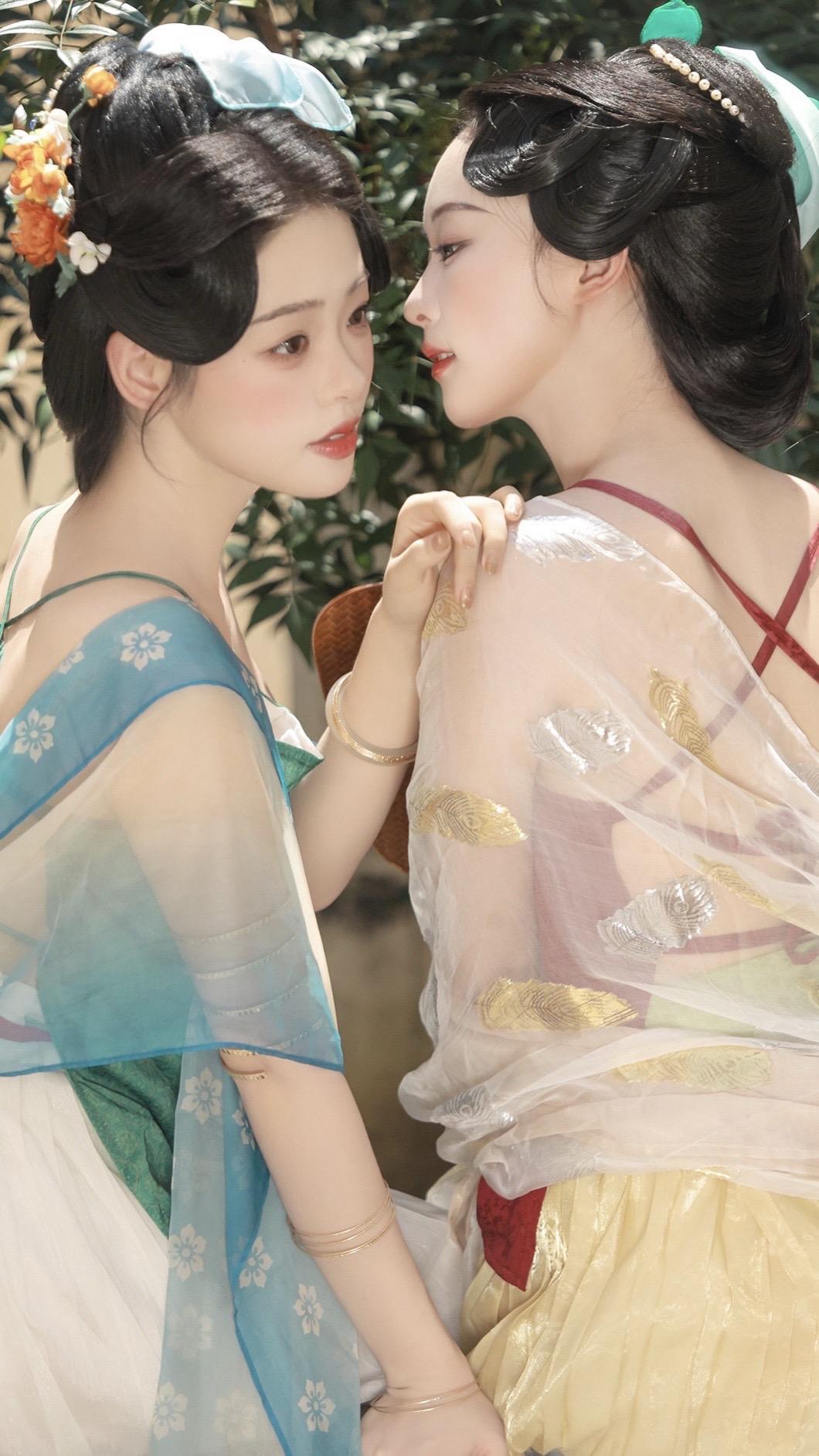 “午后”出镜   妆造