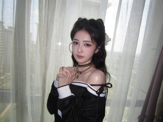 白鹿今天是修猫白鹿猫系女友既视感清冷中带着软感，白鹿完美呈现猫系女友的多面魅力，