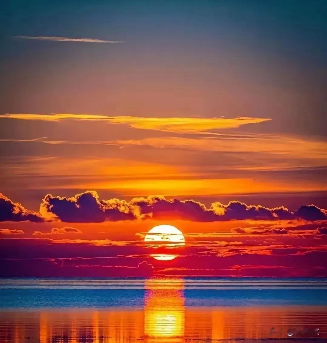 金轮半坠赤霞间
云缕如绸水似笺
万顷波光熔作火
五彩斑斓红满天。