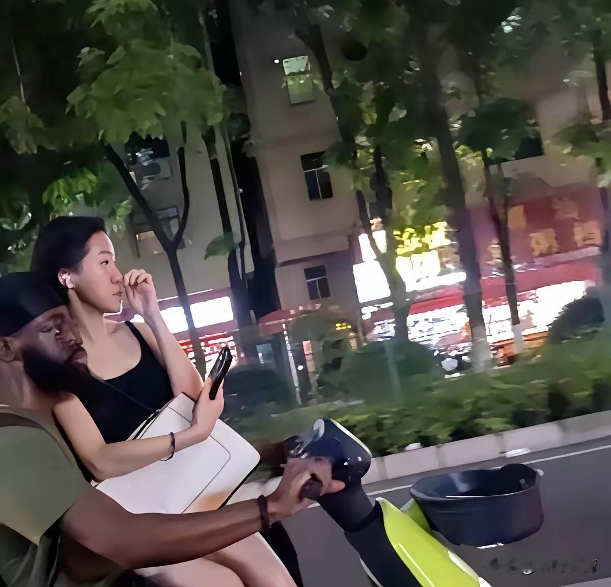 共享电动车就不能带人，
非洲朋友居然带着女友骑共享电动车，
不是应该打车吗？
忘