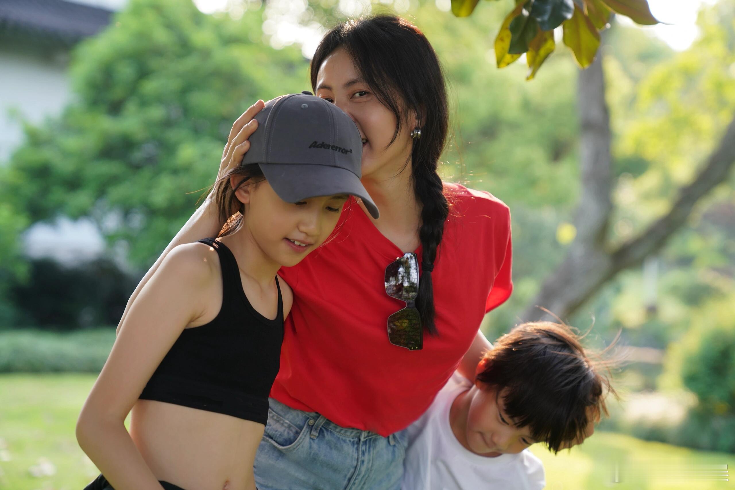 孙莉晒与儿女合照孙莉11岁女儿近照 孙莉儿女近照曝光，多妹好像爸爸黄磊 ​​​