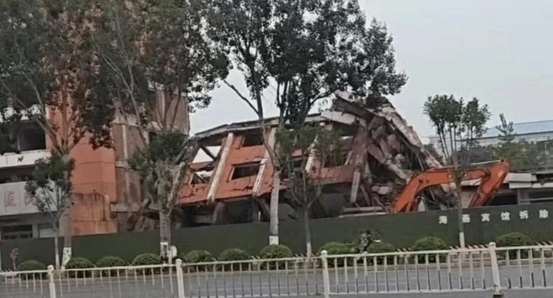 号外！秦皇岛这里拆了！
位于海阳路旁的原福爱医院大楼正式拆除。据了解，这栋楼最早