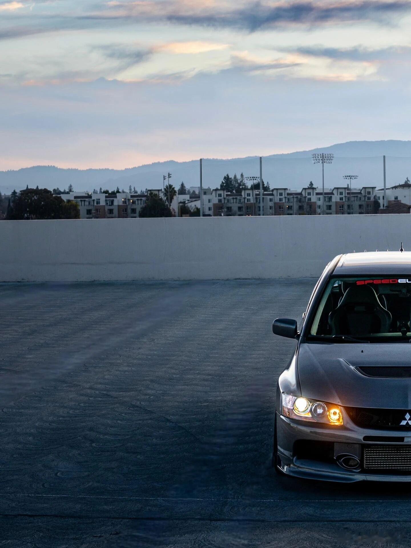 三菱evo 诞生于WRC赛场，凭借“拉力街车”的定位和强悍性能，成为90-00年