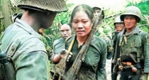 1965年，几名韩国士兵抓住两位越南女兵后，把枪退掉子弹，重新再挂在女兵的脖子上