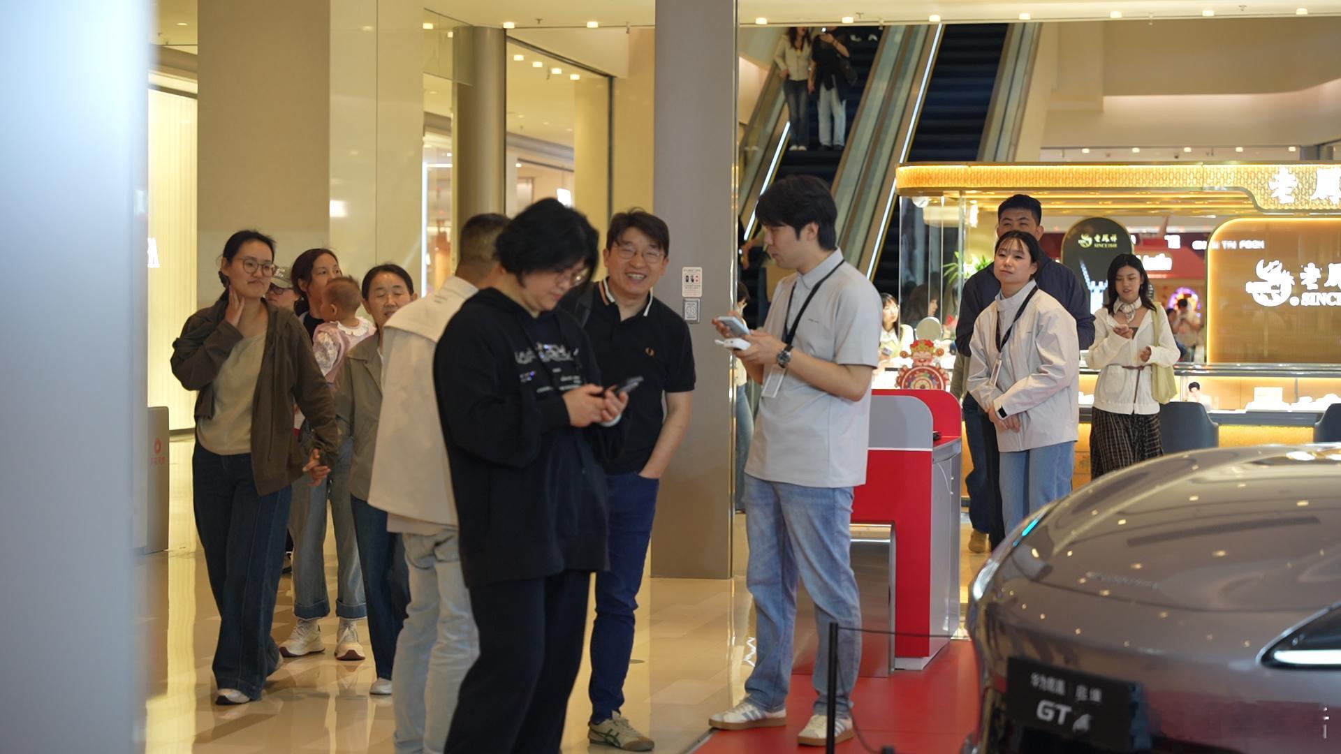 启境GT7全国巡展来了被五一商圈人流震撼到了 原本只是去商圈喝个下午茶，没想到赶