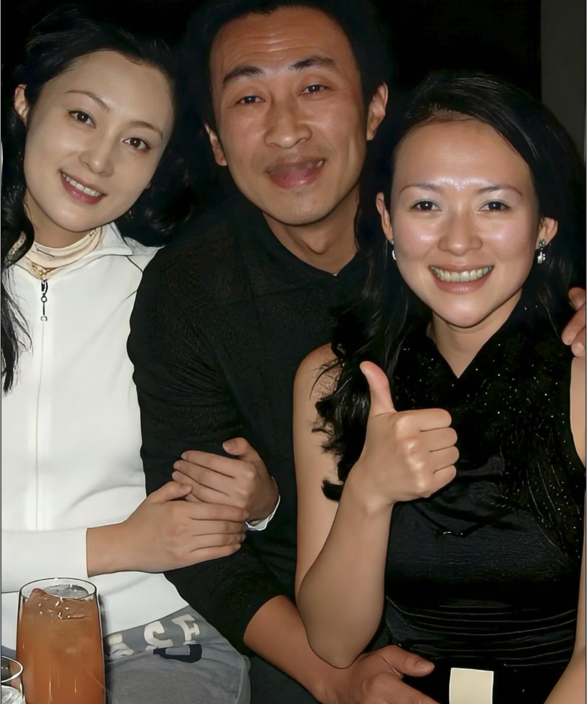 40岁陈红和29岁章子怡的私照流出！陈红的美貌被严重耽误了…

章子怡单人照或者