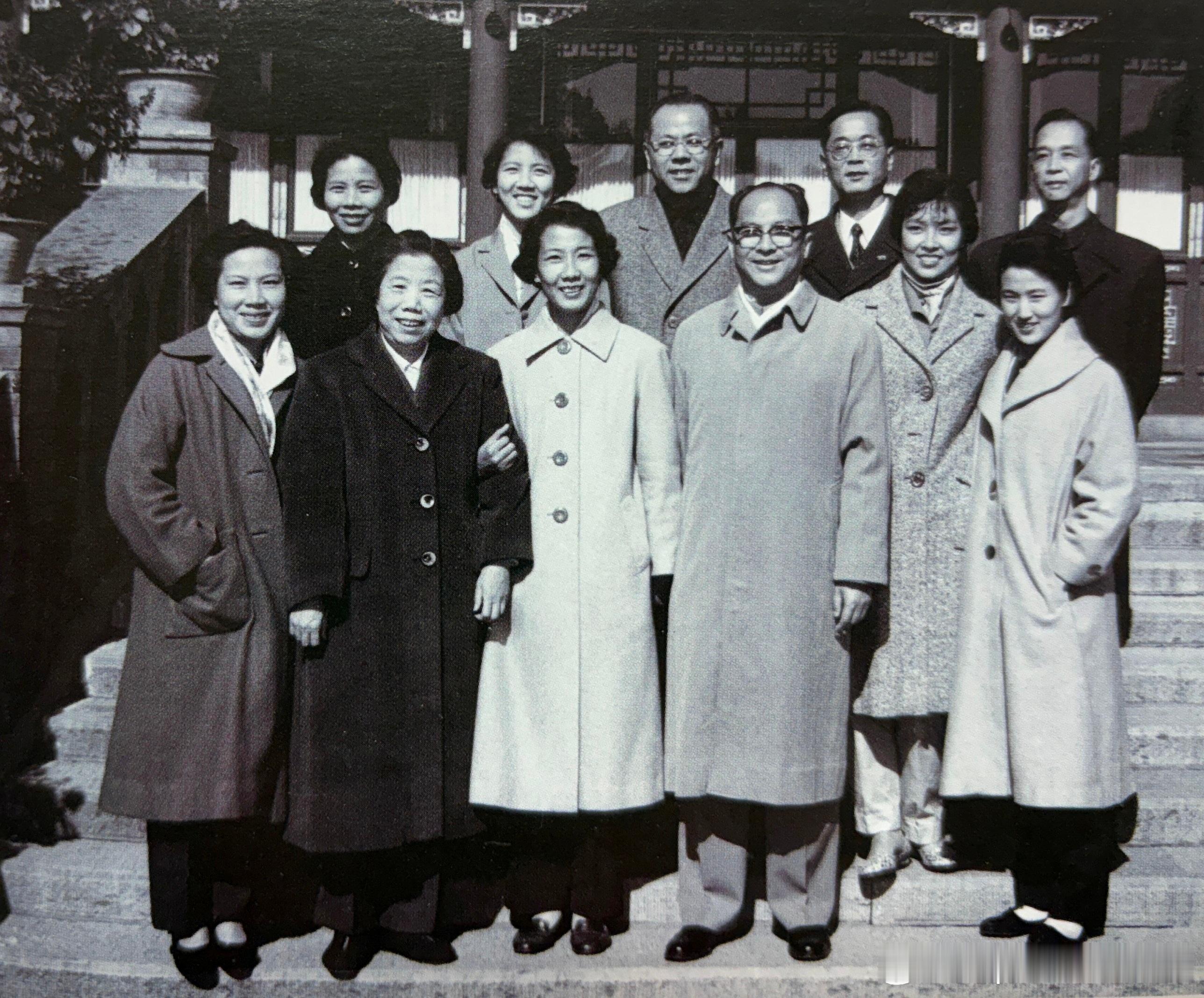 一张珍贵的合影，你认出几位越剧名家？越剧