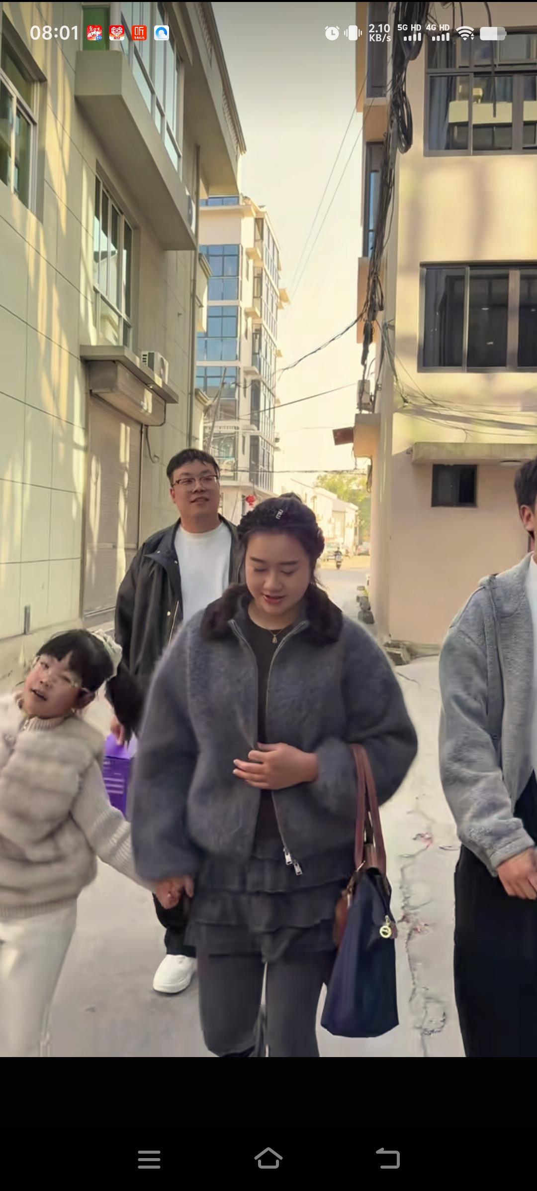 怀远的大哥大嫂着实有格局，无论走到哪儿都带着小姑子三水。这次他们用孩子收的红包买