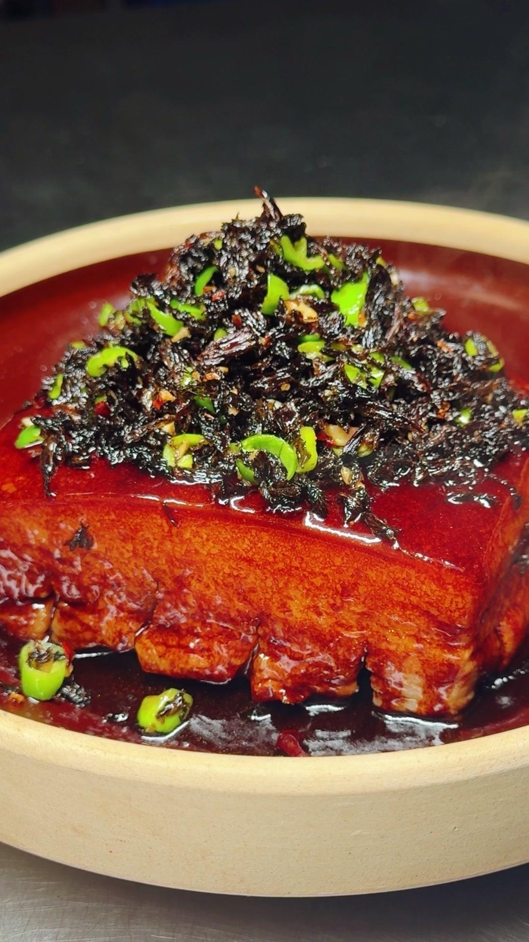 1️⃣处理五花肉：先把肉洗干净，有毛的话用火烧掉，没有就直接切十字花刀，别切破皮