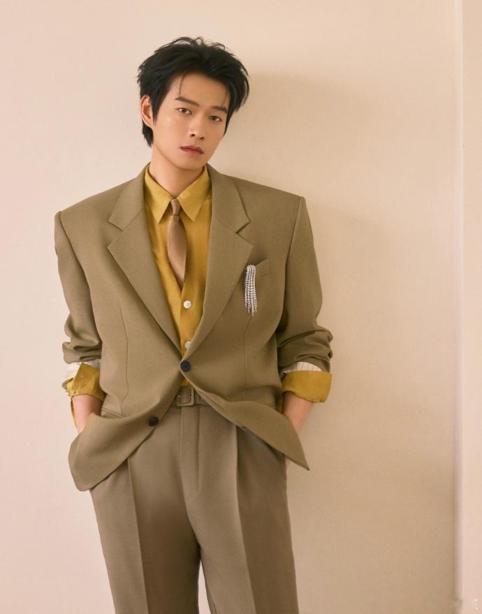 魏大勋造型出图 魏大勋微博之夜造型出图，绿西装别具一格，咱就说这就是初春的颜色呀