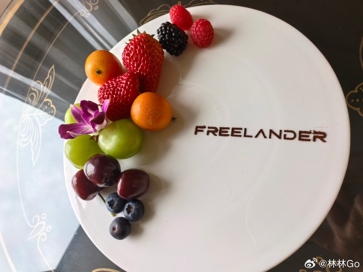 从这个江景房换到另一个江景房，打车5分钟，走路19分钟。我想了想，打车有点尴尬，