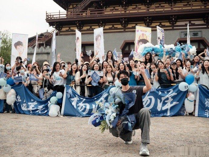 #杨洋雨霖铃开机照##杨洋开机和粉丝合影#杨洋雨霖铃开机照，是捧花开机的杨洋，满