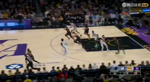 脱手出界+打脚跟？詹姆斯你拿啥来控球！
图1：直接运脱手？图2：运球打自己脚跟？