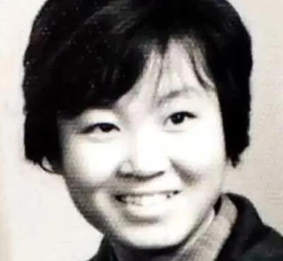 1974年4月的西双版纳，雨下了整宿。

上海知青朱梅华揣着手电筒走出宿舍时，谁