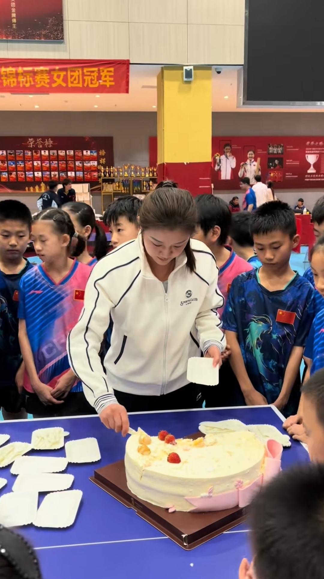 12月6日，陈梦以校长身份回到乒乓球特色学校后，立即投入工作当中，小孩子们分蛋糕