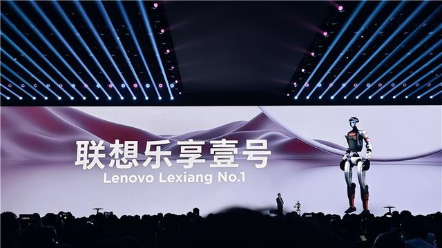 杨元庆亲自挂工牌的硅基员工是“人精” 直言只想上班陪CEO打太极