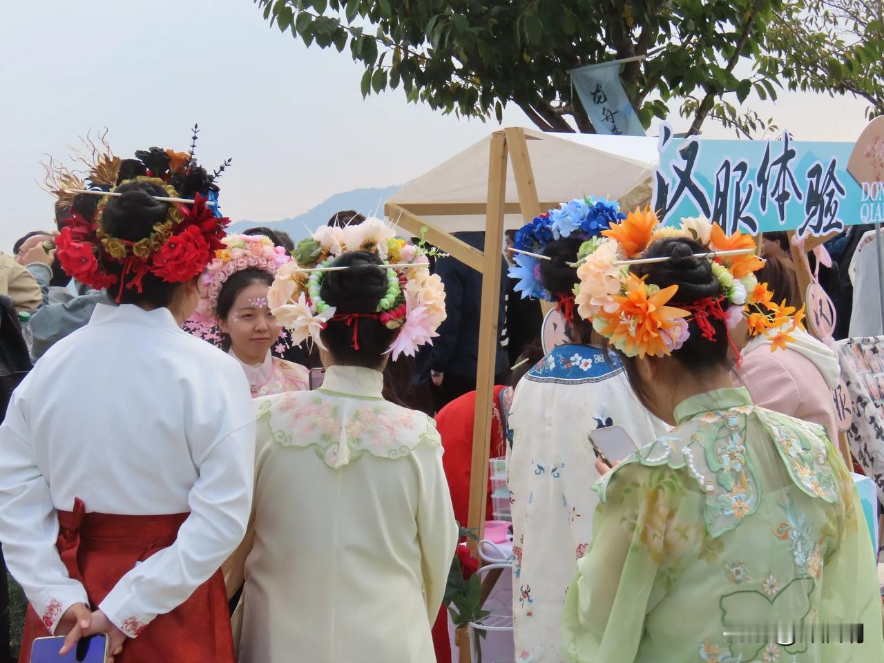 #体验传统之美，感受汉服的魅力！🌸👗
宁波东钱湖龙舟赛