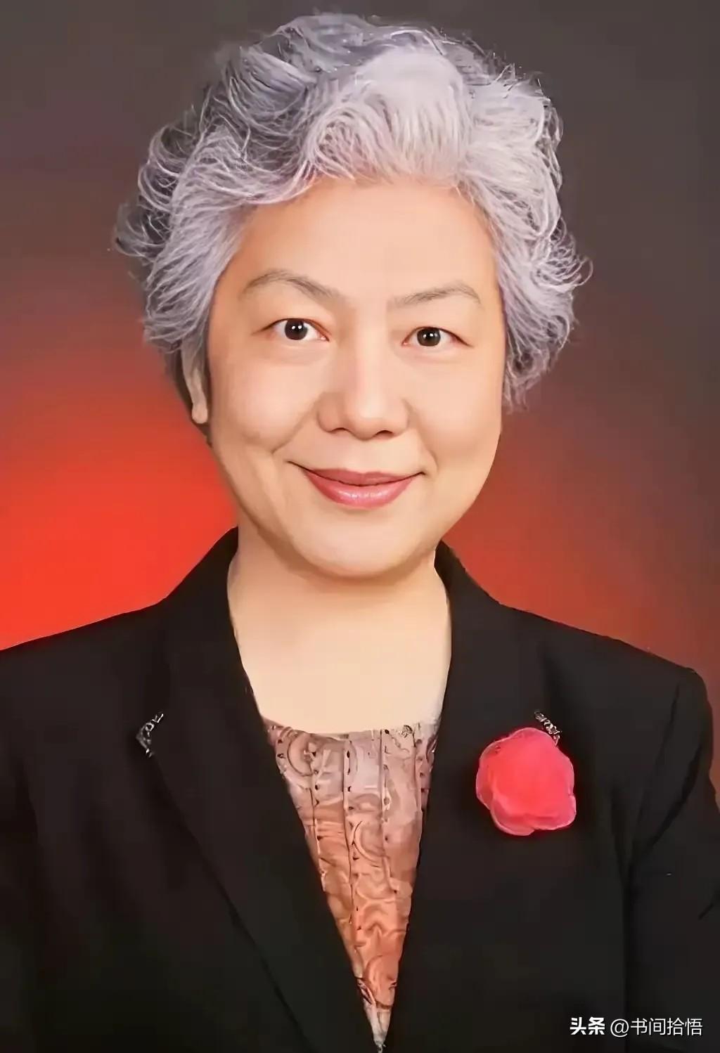 中国人民公安大学李玫瑾教授说：
“我宁可选择培养出一个稍显任性的女儿，也不愿逼迫