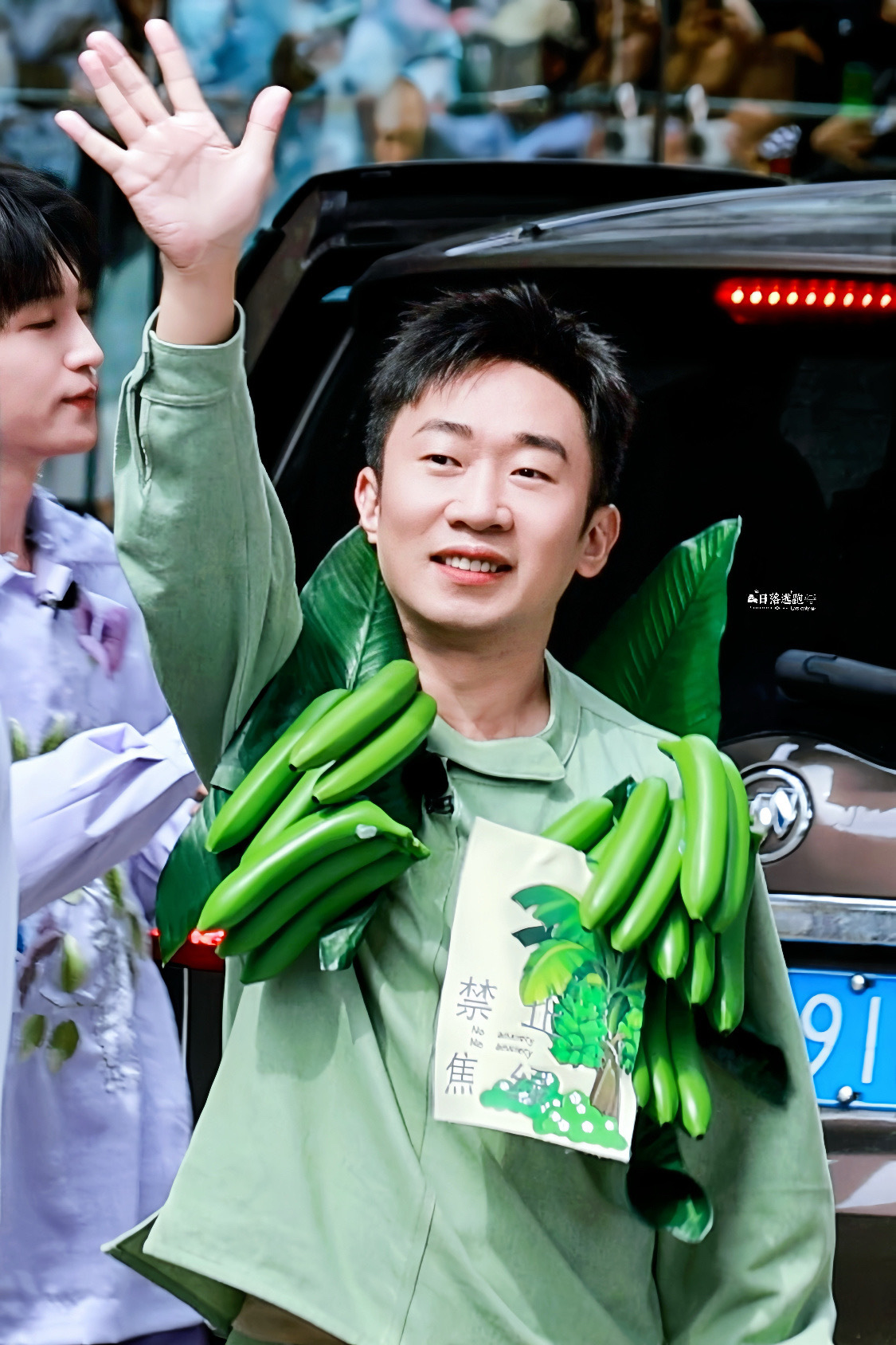 杨迪晒和网友的聊天记录杨迪和粉丝的相处像老友家人，存微信、分零食、聊日常，没有明