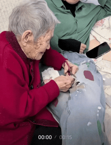 笑不活了，
内蒙古这事儿真的看一次暖一次。​‎͏ 

孙子孙媳妇回老家看奶奶，