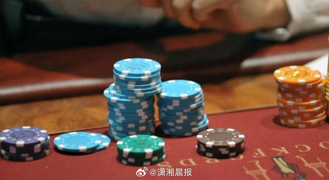 【#新加坡男子挪公款赌博偷录淫秽视频#，#新加坡男子挪公款赌博偷拍被判监禁#】新