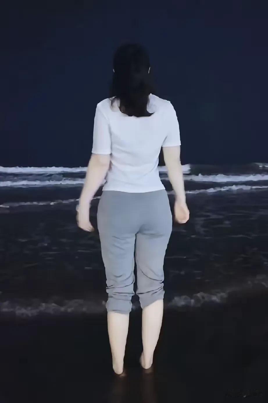 《乡  愁》
乡愁是生命给予游子最甜蜜的负担，
它让你漂泊，
也让你永远有家可归