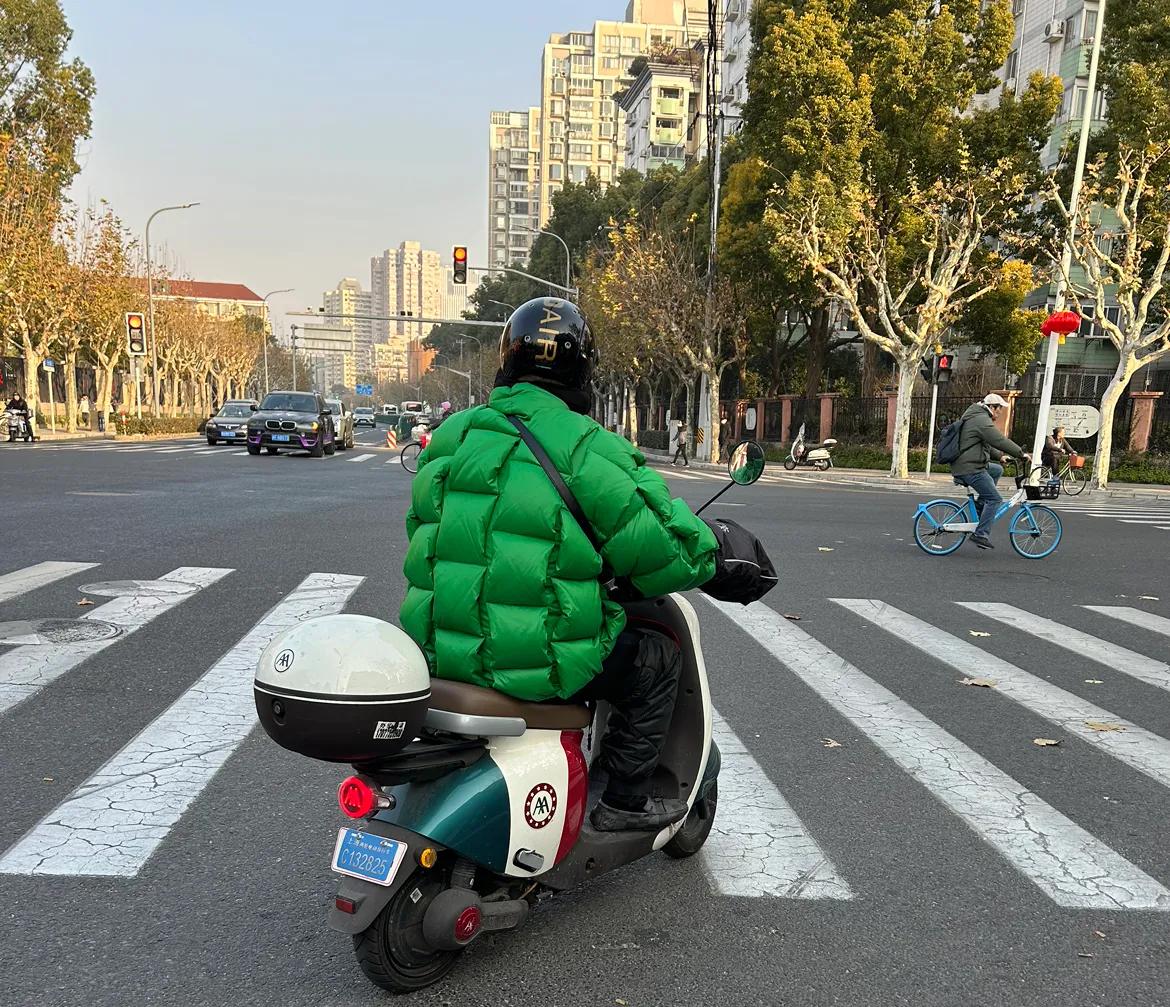 这是什么羽绒服，不瘦都不敢穿，显得很肥壮，上海大都市，兼容度很强，不管穿什么都不