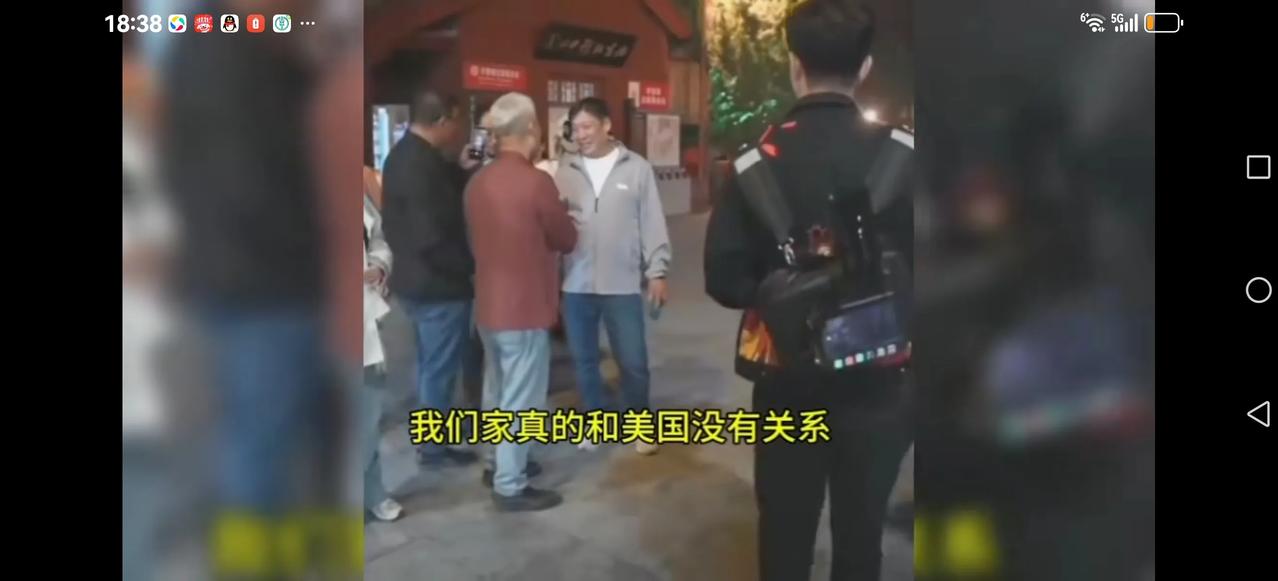 【司马南终于握住路人的手】
上一次司马南主动和路人握手，被无情拒绝，路人说司马南