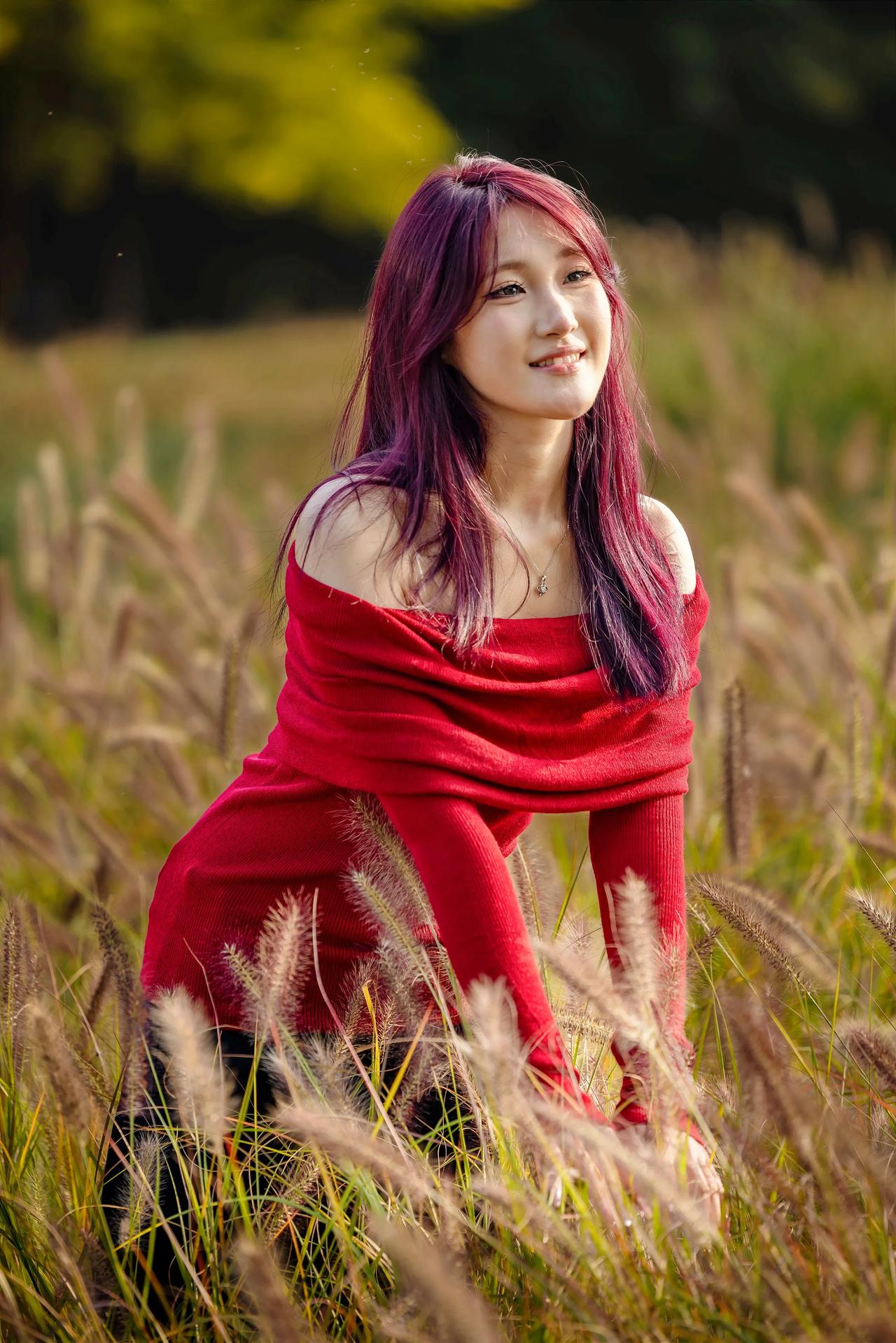 秋草丛中的红衣靓女
#美女加秋韵# #拍摄美丽的姑娘# 
#秋天的美女佳人# #