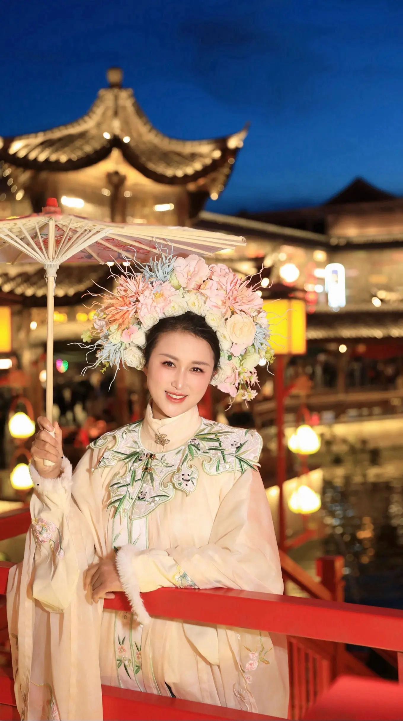 簪花写真。总要体验一次簪花吧，把幸福和好运戴在头上。“一日簪花，一世无...